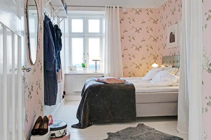 Apartamento feminino com decoração rosa e floral