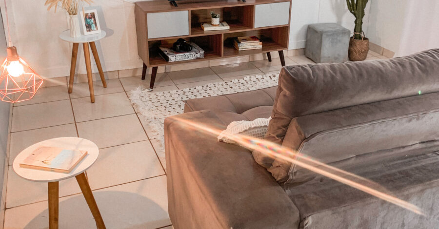 ANTES E DEPOIS SALA DE ESTAR | Mesinhas lateral de sofá da Shopee, lambri de isopor e muito mais!