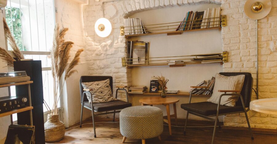 Como mobiliar uma casa prática com eletros e móveis versáteis